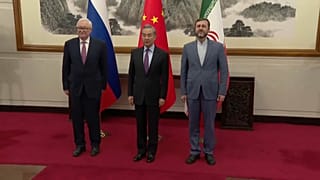 وزير الخارجية الصيني وانغ يي، ونائب وزير الخارجية الروسي ريابكوف سيرغي ونائب وزير الخارجية الإيراني كاظم غريب آبادي قبيل بدء اجتماع حول الملف النووي الإيراني بتاريخ 14.03.2025