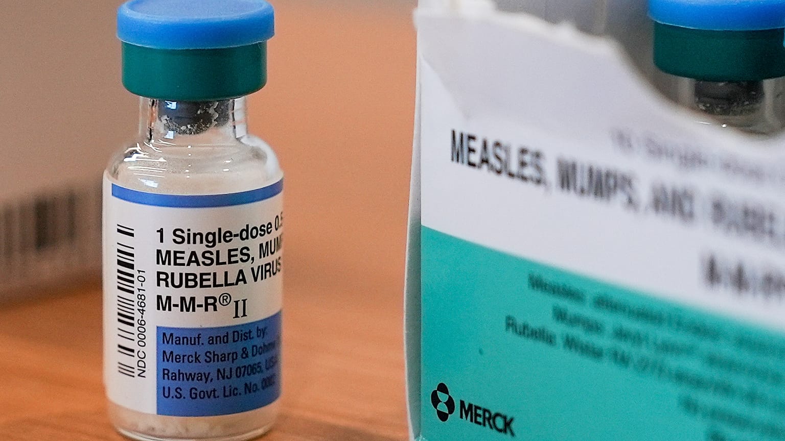 ARQUIVO - Um frasco da vacina contra o sarampo, papeira e rubéola no Departamento de Saúde de Lubbock, Texas, 26 de fevereiro de 2025, .