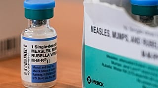 ARQUIVO - Um frasco da vacina contra o sarampo, papeira e rubéola no Departamento de Saúde de Lubbock, Texas, 26 de fevereiro de 2025, .