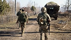 Российские военные в отвоеванном населенном пункте Курской области, 14 марта 2025 года.