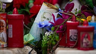 Roma'daki Agostino Gemelli Polikliniği'nin önünde Papa Francis için bırakılan çicekler, 12 Mart 2025.