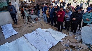 Des Palestiniens prient devant les corps des victimes de l'armée israélienne, dans la cour de l'hôpital Shifa, dans la bande de Gaza, , le jeudi 13 mars 2025.