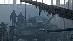 Trabajadores sobre un tanque T-64 en la fábrica de reparación de tanques de Járkov, Ucrania.
