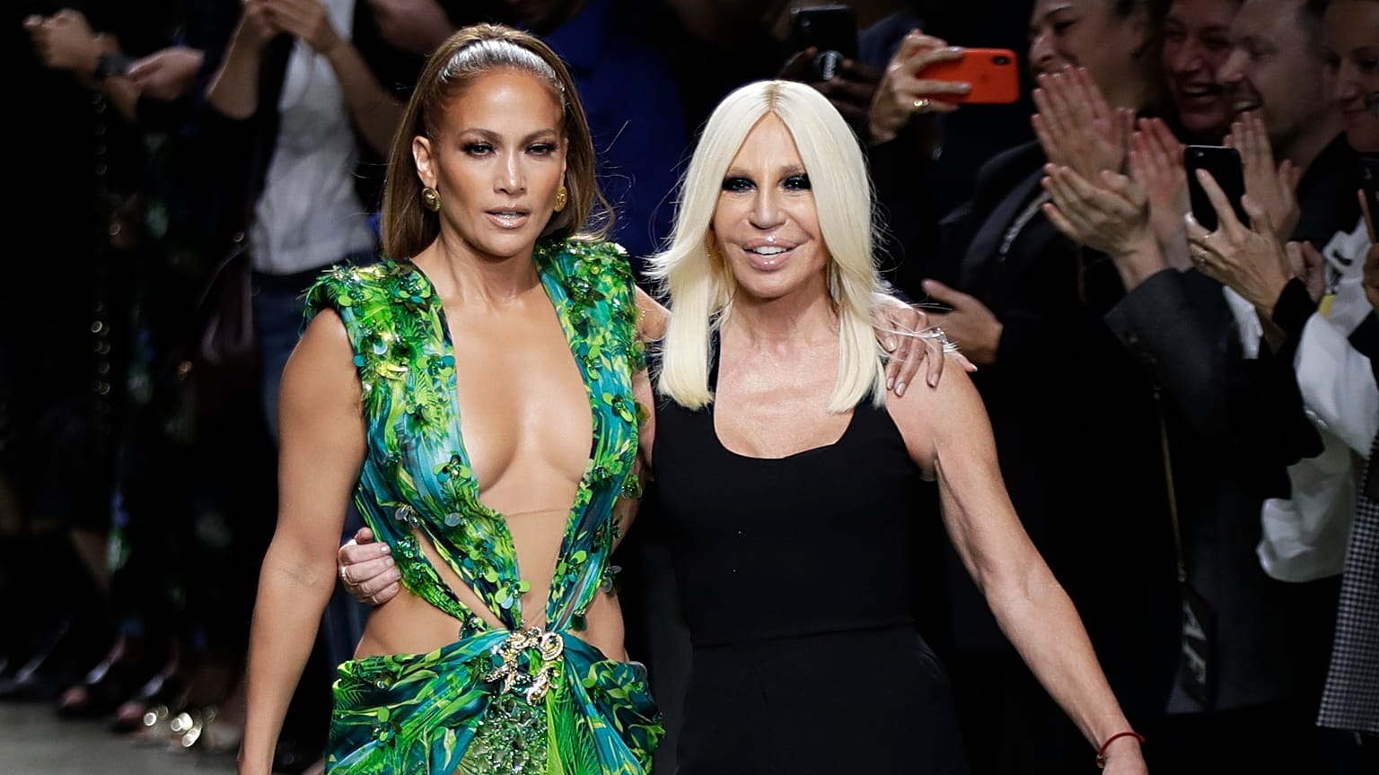 O kadar ikonik bir görünüm ki, J-Lo ve Donatella 2019'da onu yeniden ziyaret etti