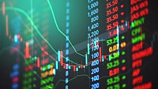 Um ecrã do mercado de acções com indicadores vermelhos e verdes 