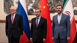 Le vice-ministre chinois des Affaires étrangères Ma Zhaoxu rencontre son homologue russe Sergueï Riabkov et iranien Kazoo Gharibabadi, à Pékin, le vendredi 14 mars 2025