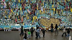 Des gens passent devant le mémorial aux soldats tombés au combat sur la place de l'Indépendance à Kyiv, en Ukraine, le vendredi 15 novembre 2024.