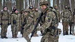 Mitglieder der ukrainischen Streitkräfte und Freiwillige beim Training in einem Stadtpark in Kyjiw, 22. Januar 2022