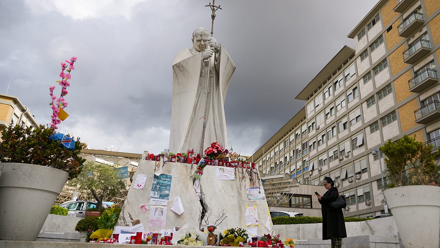 Tarjetas y pensamientos para el Papa Francisco ante la policlínica Gemelli