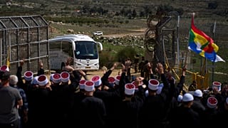 حافلات تقل أفراداً من الطائفة الدرزية السورية في استقبال رجال الدين الدروز على الحدود مع سوريا، كما يظهر من قرية مجدل شمس، في مرتفعات الجولان التي تسيطر عليها إسرائيل