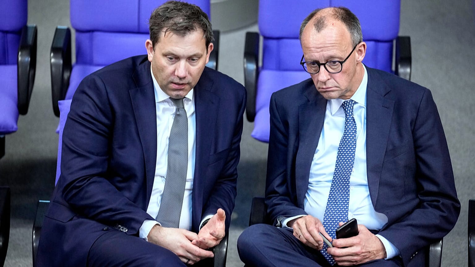 Friedrich Merz, a Kereszténydemokrata Unió frakcióvezetője (jobbra) és Lars Klingbeil, a Szociáldemokrata Párt elnöke beszélget a Bundestag ülésén, 2025. március 13-án.