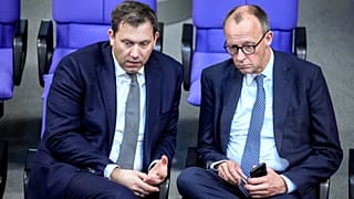 Friedrich Merz, Vorsitzender der Christlich Demokratischen Union, rechts, und Lars Klingbeil, Vorsitzender der Sozialdemokratischen Partei, sprechen während einer Sitzung des Bundestages, 13. März 2025.