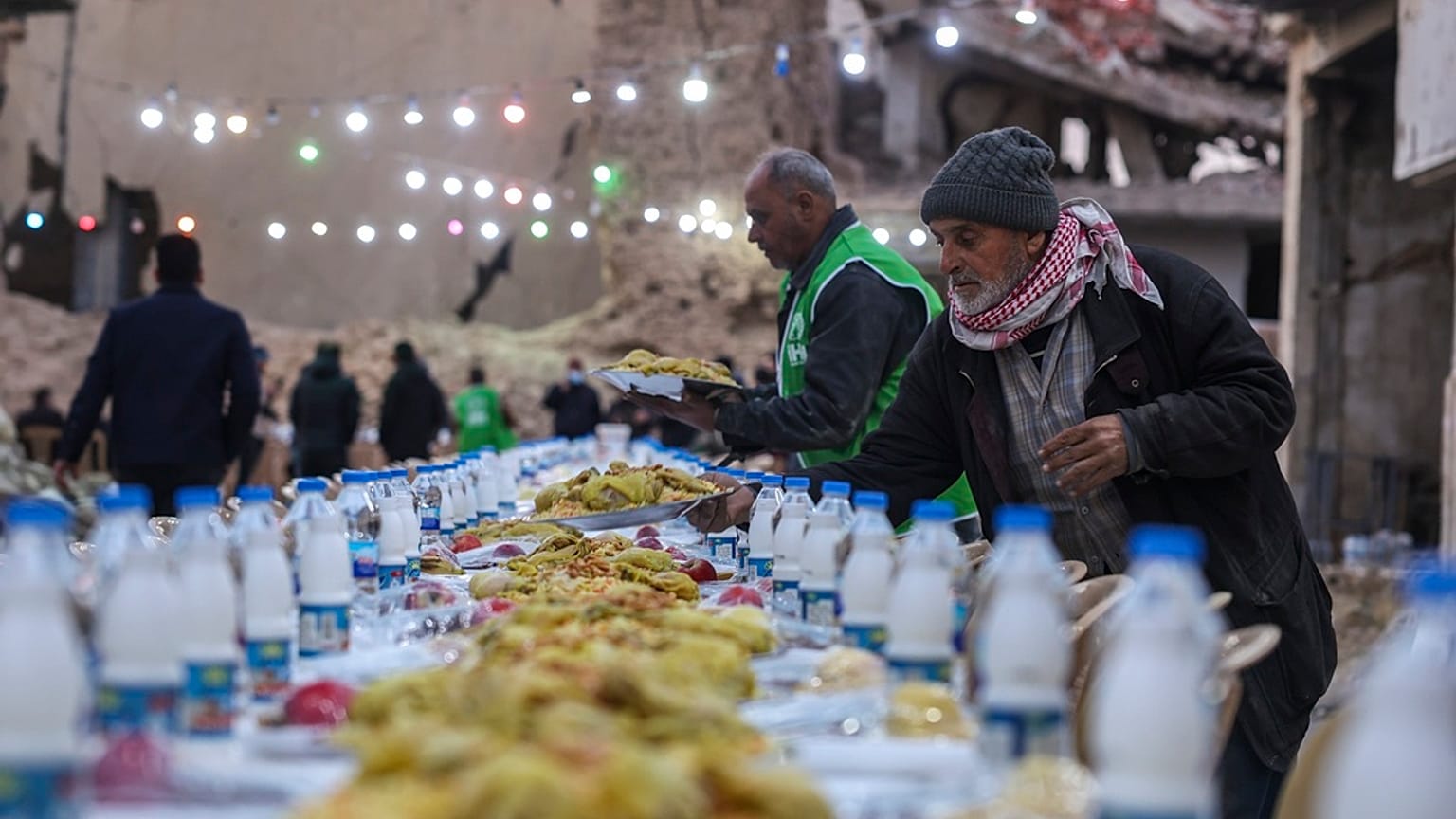 طاولة للإفطار نظمتها هيئة الإغاثة الإنسانية التركية (IHH)، في اليوم الأول من شهر رمضان في حي جوبر، الذي دمرته الحرب السورية، في دمشق، سوريا، يوم السبت 1 مارس 2025.