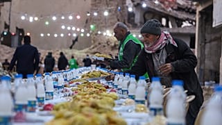 طاولة للإفطار نظمتها هيئة الإغاثة الإنسانية التركية (IHH)، في اليوم الأول من شهر رمضان في حي جوبر، الذي دمرته الحرب السورية، في دمشق، سوريا، يوم السبت 1 مارس 2025.