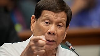  Eski Filipinler Devlet Başkanı Rodrigo Duterte, 2024 yılında Manila'da 'uyuşturucuya karşı savaş'kampanyasıyla ilgili bir senato soruşturması sırasında konuşuyor.