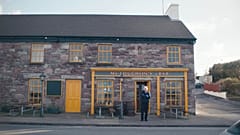 Josie McLoughlin steht vor seinem Pub