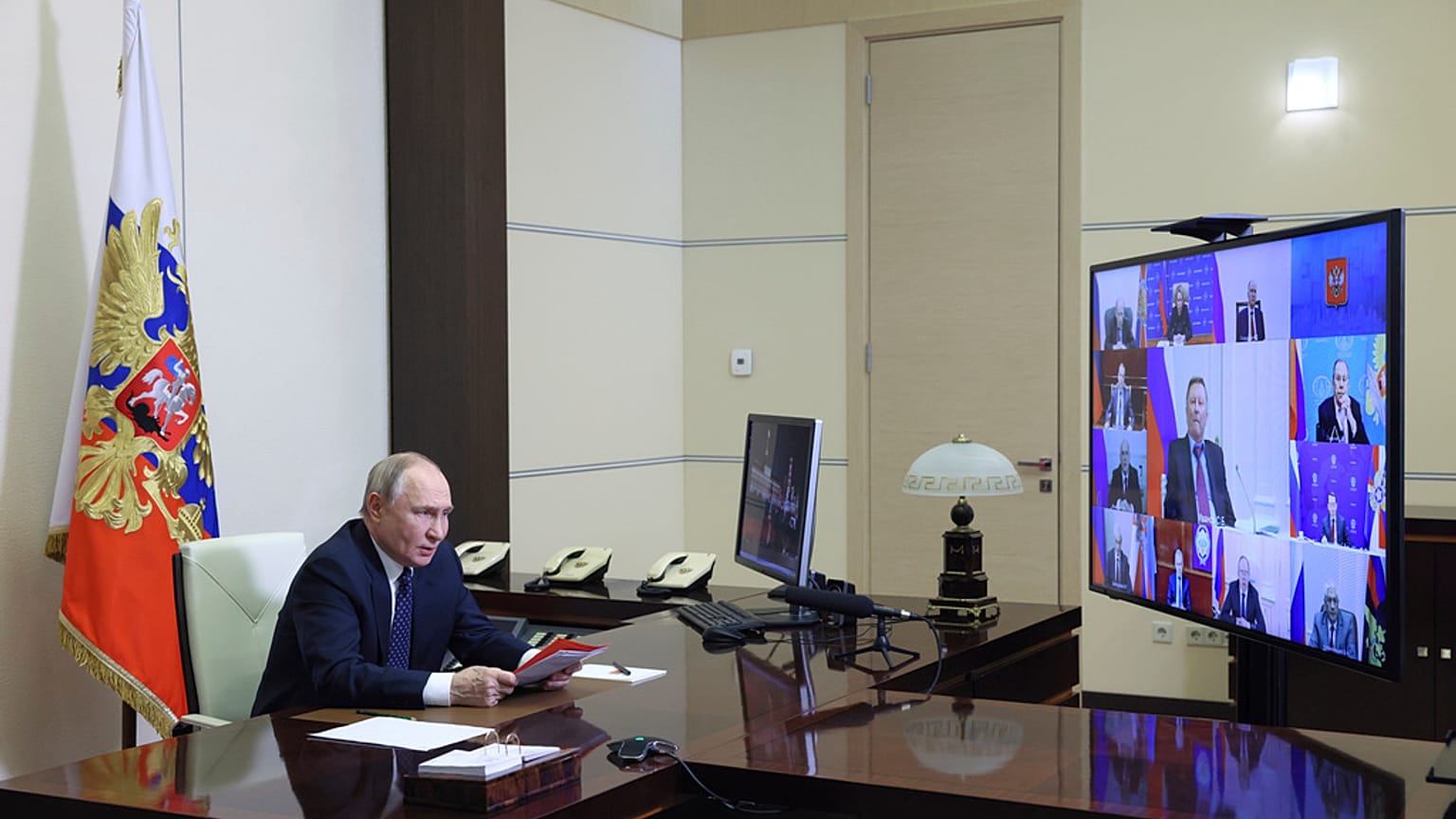 O Presidente russo, Vladimir Putin, preside a uma reunião do Conselho de Segurança na residência de Novo-Ogaryovo, nos arredores de Moscovo, Rússia