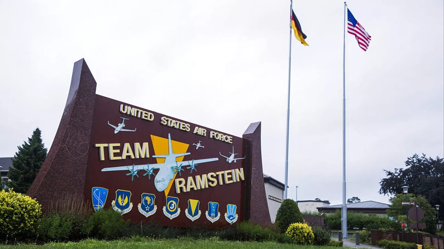 Bandeiras dos EUA e da Alemanha hasteadas no exterior da Base Aérea de Ramstein, Alemanha