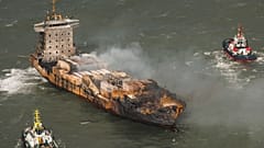 De la fumée s'échappe du cargo MV Solong en mer du Nord, au large de la côte du Yorkshire, mardi 11 mars 2025.