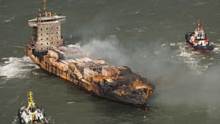 Καπνός βγαίνει από το φορτηγό πλοίο MV Solong στη Βόρεια Θάλασσα, στα ανοικτά των ακτών του Γιορκσάιρ, Τρίτη 11 Μαρτίου 2025.