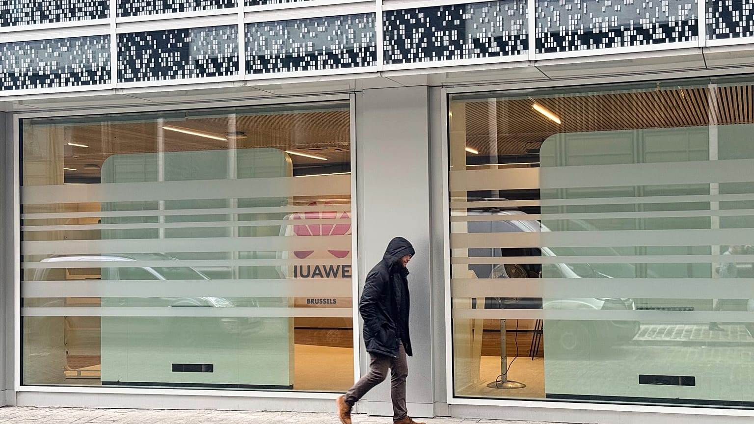 Átmenetileg kitiltották a Huawei lobbistáit az Európai Parlamentből