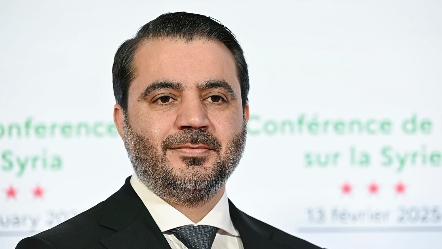El ministro interino de Asuntos Exteriores de Siria, Asaad Al-Shibani, llega a la Conferencia Internacional sobre Siria en París, Francia, el jueves 13 de febrero. 