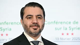 El ministro interino de Asuntos Exteriores de Siria, Asaad Al-Shibani, llega a la Conferencia Internacional sobre Siria en París, Francia, el jueves 13 de febrero. 