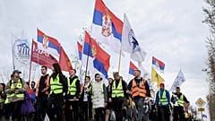 Öğrenciler ve hükümet karşıtı protestocular 14 Mart 2025 Cuma günü Sırbistan'ın Nova Pazova kentinde mola verdikten sonra ortak bir protesto için Belgrad'a yürüyor. (AP Fotoğrafı/Armin Durgut)