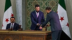 الرئيس السوري المؤقت أحمد الشرع يستعد لتوقيع دستور مؤقت للبلاد في دمشق، سوريا، الخميس 13 آذار/مارس 2025.
