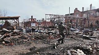 Des soldats russes marchent entre les ruines de Sudzha, la plus grande ville de la région de Koursk après sa reprise par les troupes russes, jeudi 13 mars 2025.