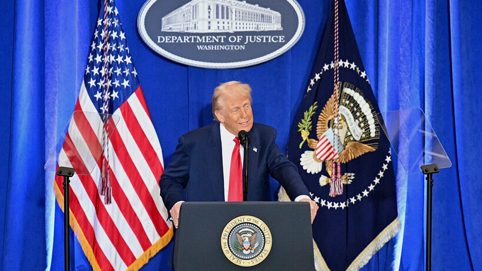 O Presidente Donald Trump discursa no Departamento de Justiça em Washington, sexta-feira, 14 de março de 2025