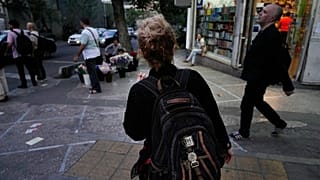 Mujer sin hiyab forzado en Irán