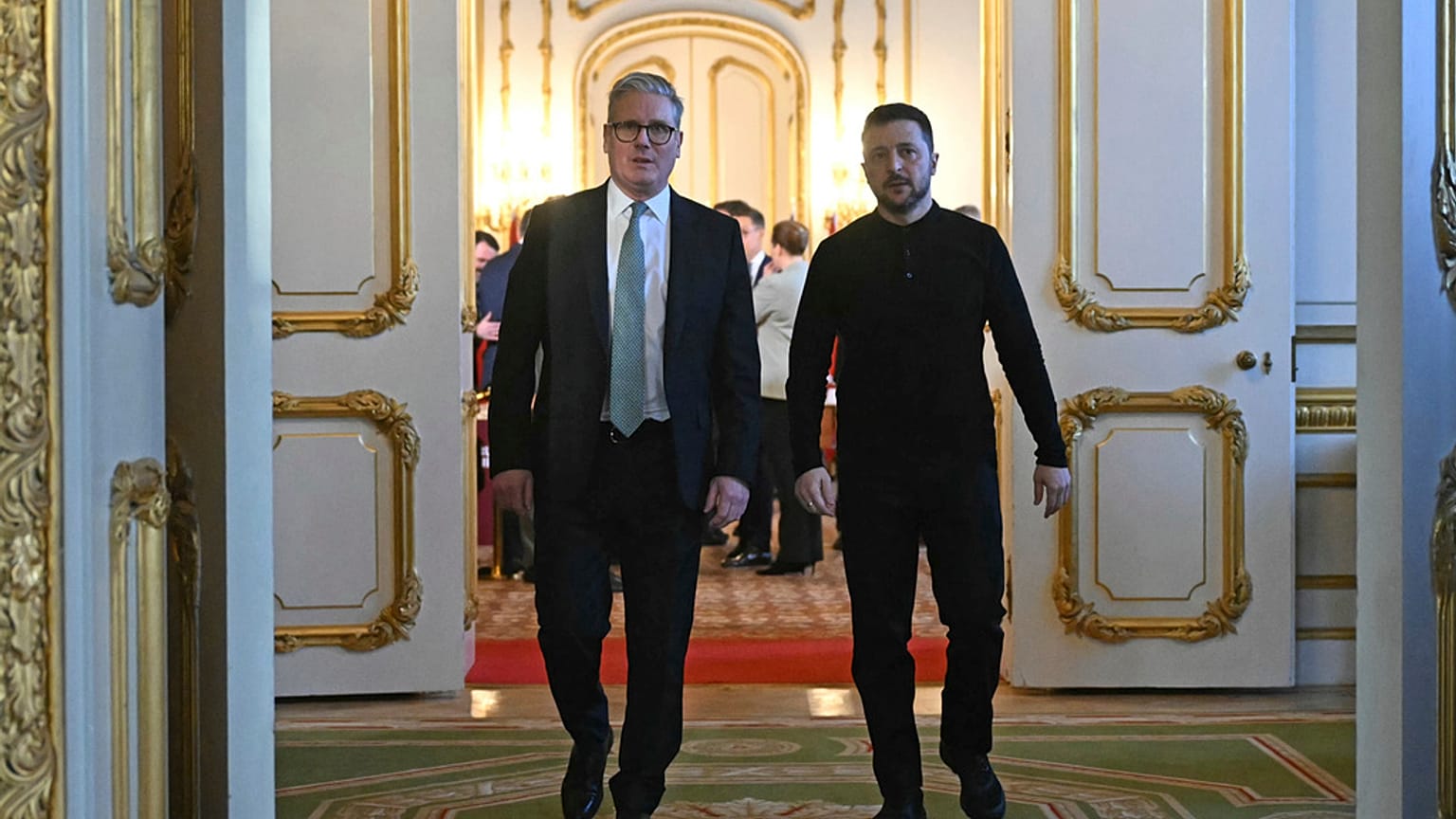 Der britische Premierminister Sir Keir Starmer, links, und der ukrainische Präsident Wolodymyr Selenskyj vor einem Treffen in London, 2. März 2025