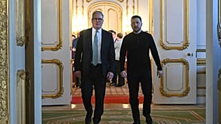 El primer ministro británico, Keir Starmer (izquierda), y el presidente ucraniano, Volodymyr Zelenskyy, antes de reunirse en Londres el 2 de marzo de 2025.