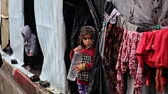 طفلة فلسطينية نازحة في دير البلح وسط غزة 