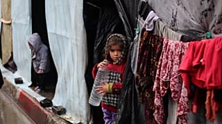 طفلة فلسطينية نازحة في دير البلح وسط غزة 
