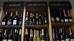 Flaschen Champagner werden in einem Weinhandel zum Verkauf angeboten, nachdem Präsident Donald Trump am Donnerstag, den 13. März 2025, in Ville d'Avray, Frankreich, mit einem 200-prozentigen Zoll auf europäischen Wein gedroht hat.