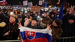 Varias personas participan en una protesta antigubernamental el viernes 7 de febrero de 2025 en Bratislava, Eslovaquia.