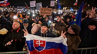 Ludzie biorą udział w antyrządowym proteście w piątek 7 lutego 2025 r. w Bratysławie na Słowacji.