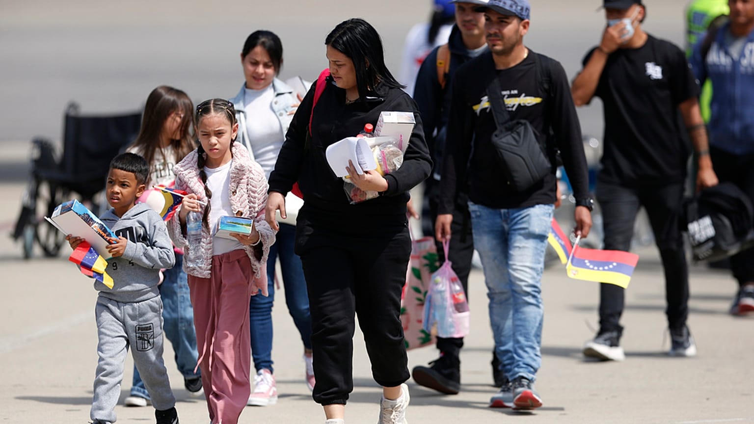 Amerika Birleşik Devletleri'nden sınır dışı edilen Venezuelalı göçmenler 24 Şubat 2025 Pazartesi günü Venezuela'nın Maiquetía kentindeki Simon Bolivar Uluslararası Havalimanı'na ulaştı. 