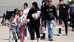 وصل المهاجرون الفنزويليون الذين تم ترحيلهم من الولايات المتحدة إلى مطار سيمون بوليفار الدولي في مايكويتيا، فنزويلا، يوم الاثنين، 24 فبراير/شباط 2025. 