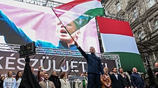 Magyar Péter, a Tisza Párt vezetője az Andrássy úton