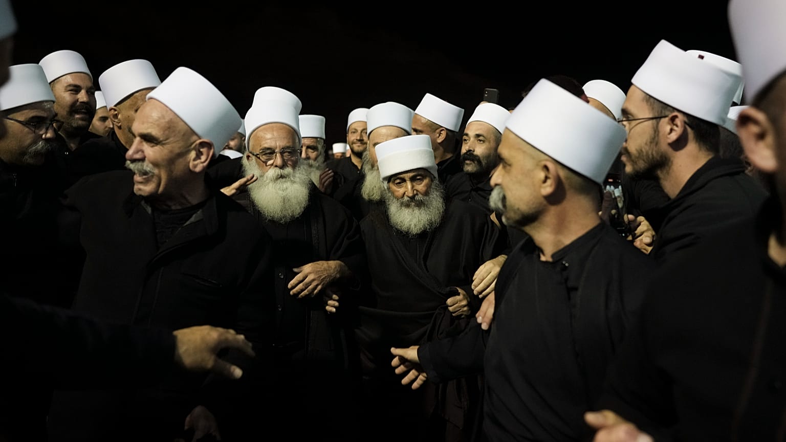رجال الدين الدروز، الذين عبروا من سوريا إلى إسرائيل يستقبلهم رجال الدين الدروز في مجمع مقام النبي شعيب في شمال إسرائيل يوم الجمعة، 14 مارس/آذار 2025