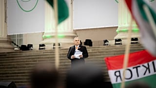 Premierminister Viktor Orbán hält eine Rede im Garten des Nationalmuseums, Budapest, 15. März 2025