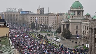 Vomul a tömeg a szerb parlament épülete előtt