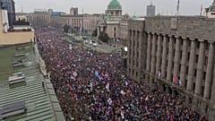 Zehntausende versammeln sich vor dem serbischen Parlament während einer großen Anti-Korruptions-Kundgebung, angeführt von Universitätsstudenten in Belgrad, Serbien, Samstag, 15. März 2025