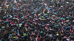 Ludzie gromadzą się przed serbskim parlamentem podczas dużego wiecu antykorupcyjnego prowadzonego przez studentów uniwersytetów w Belgradzie, Serbia, sobota, 15 marca 2025 r.