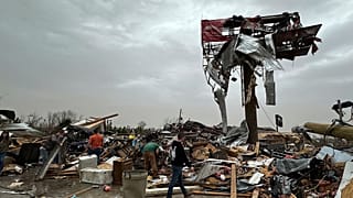 W sobotę 15 marca 2025 r. ludzie pracowali przy odgruzowywaniu sklepu Cave City Auto Parts po gwałtownej burzy.