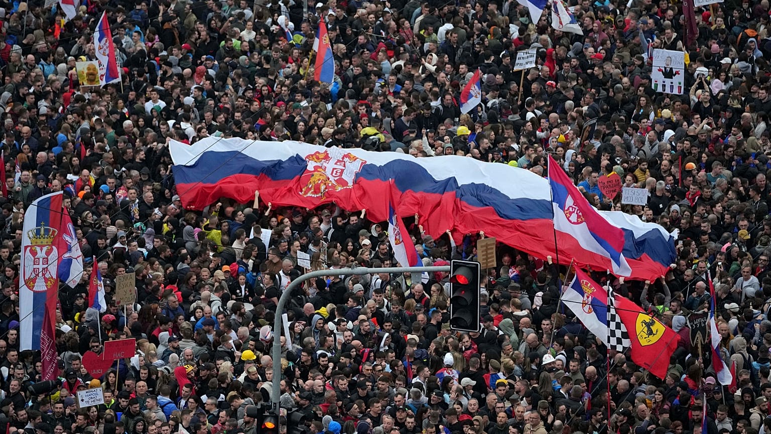Des manifestants défilent lors d'un grand rassemblement contre le président Aleksandar Vucic et son gouvernement, dans le centre de Belgrade, en Serbie, le 15 mars 2025.