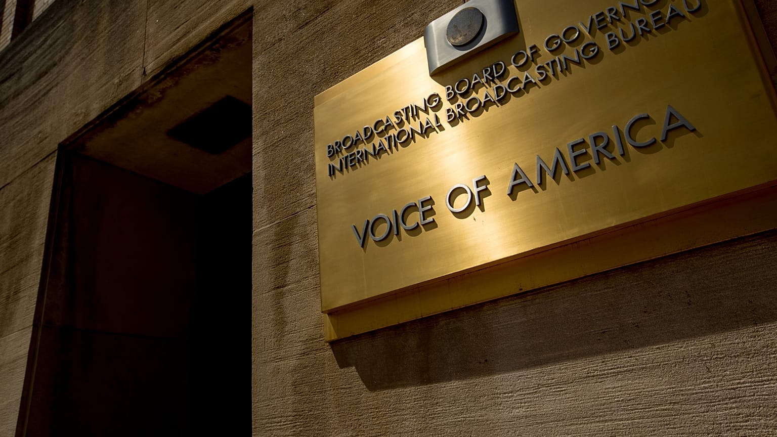 Un cartel en el edificio de la Voz de América en Washington, D.C.